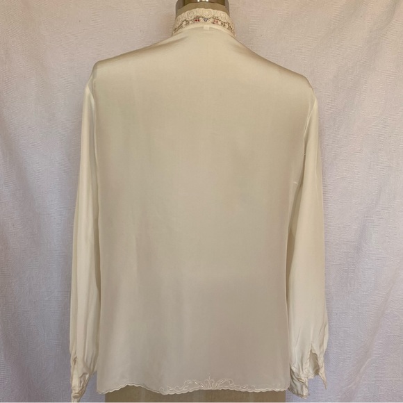 Vtg  ivory hand embroidered Chinese silk blouse. EUC - Picture 4 of 7
